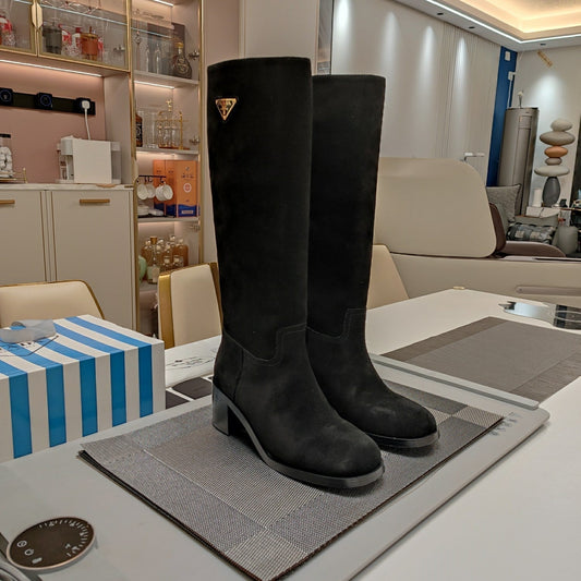 KNEE BOOTS WITH TRIANGLE LOGO IN BLACK SUEDE