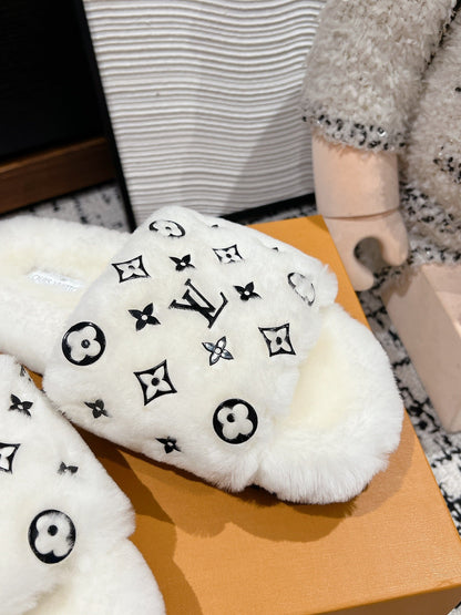 SLIPPER IN WHITE WOOL WITH BLACK LOGO