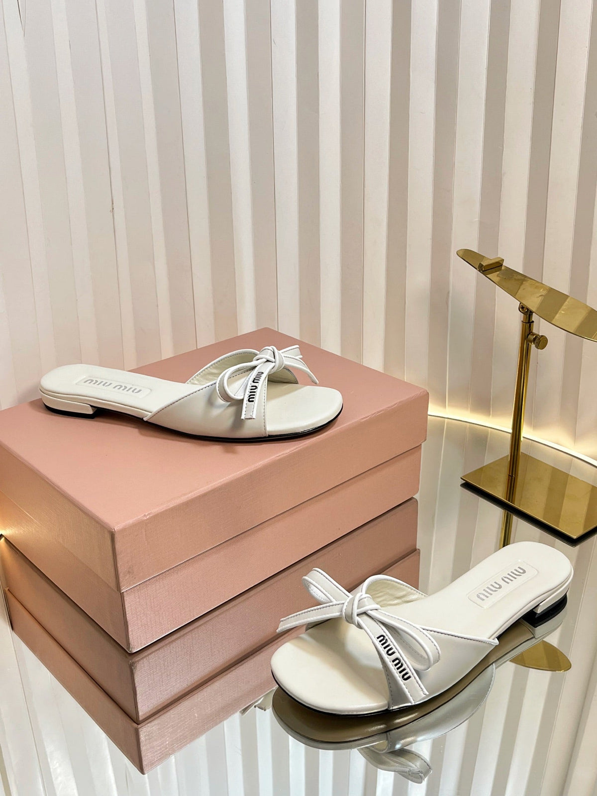 SLIDES SANDALS IN WHITE CALFSKIN BOW IN TRAP