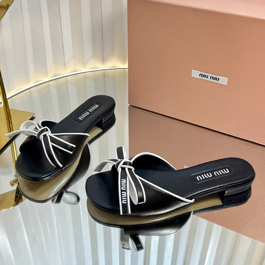SLIDES SANDALS IN BLACK WITH WHITE BORDER CALFSKIN BOW IN TRAP